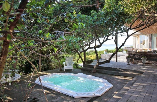 8. Jacuzzi in Front Deck